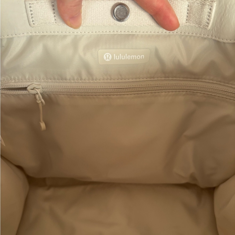 Lululemon Boxy Tote Bag 10L - Picture 6 of 10